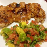 PECHUGA DE POLLO Y ENSALADAS CRUDAS